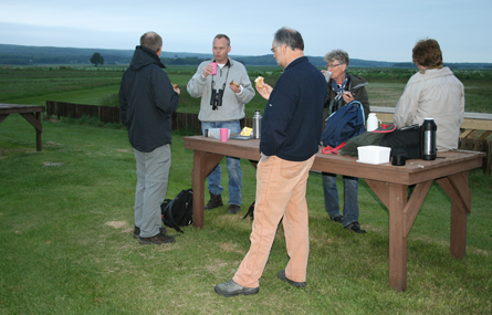 Fika vid Veslanda i hopp om vaktel. Foto: Mats Olsson